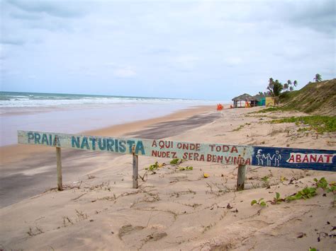 mujeres en playa nudista|Top 10 mejores playas nudistas en Brasil